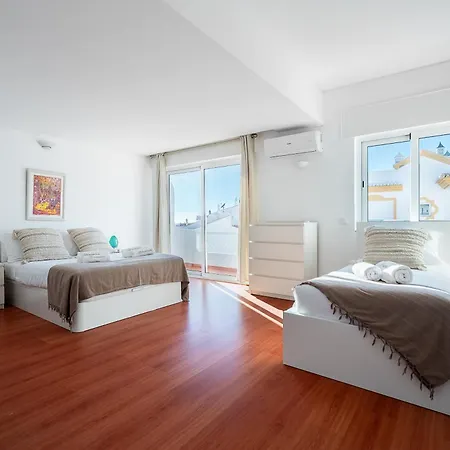 Luxe Penthouse, Bbq, Jacuzzi, Games, Ocean View, Oura 2-min Walk - By Seareen Apartman *