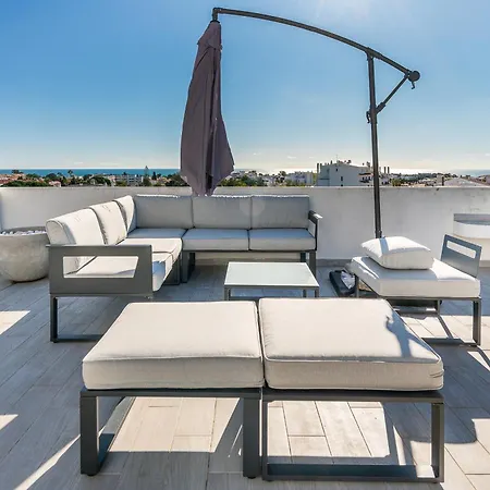 Luxe Penthouse, Bbq, Jacuzzi, Games, Ocean View, Oura 2-min Walk - By Seareen Apartman