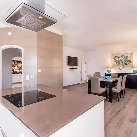 Luxe Penthouse, Bbq, Jacuzzi, Games, Ocean View, Oura 2-min Walk - By Seareen Apartament *